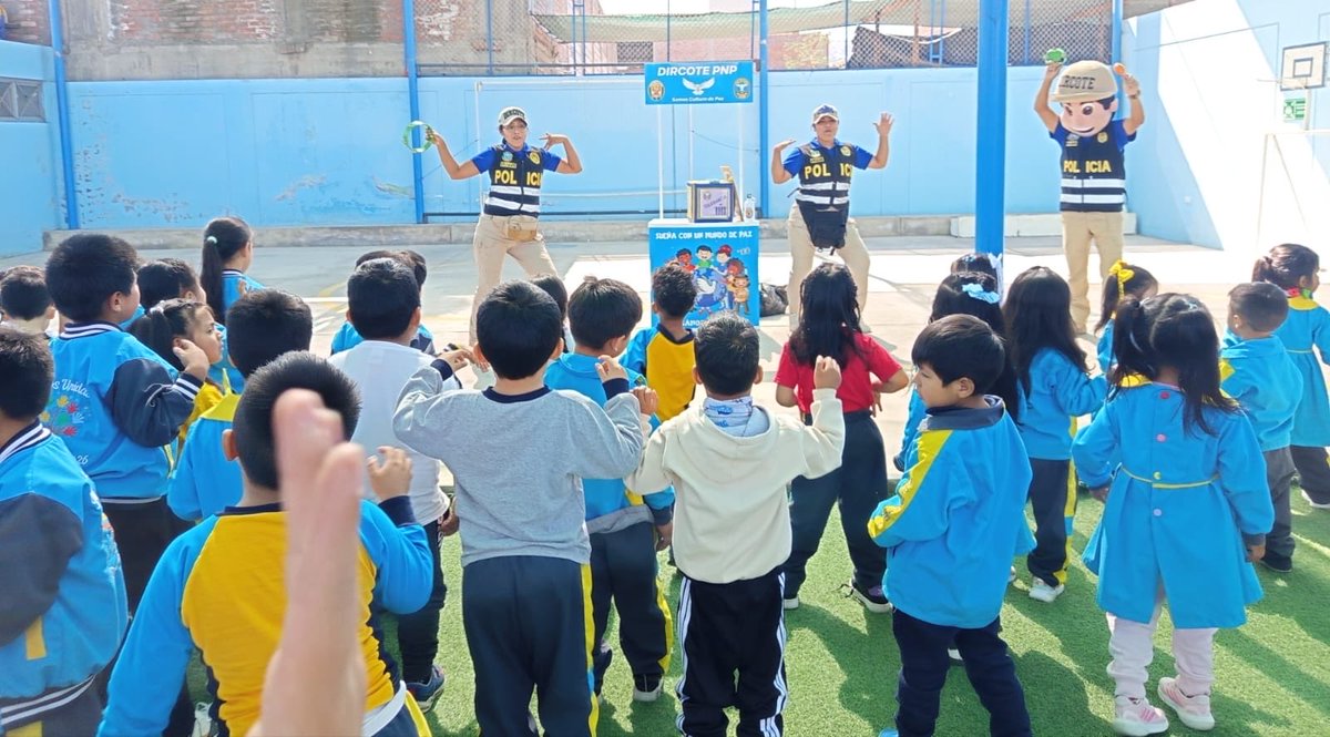 Sembrando valores desde la primera infancia… 🎨🇵🇪✨
La DIRCOTE PNP realizó la jornada “Aulas de paz” en la I.E. “Mi Pequeño Paraíso”, en Matarani – Islay, Arequipa.
Niños del nivel inicial participaron en actividades lúdicas y dinámicas, fortaleciendo valores y respeto.