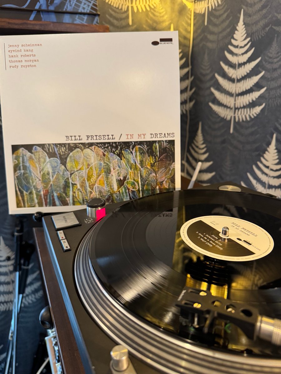 k_mikashima's tweet photo. 今日もオープンしております☕️
#cafewalnut #nowplaying #billfrisell https://t.co/8WzwaNy9Ou