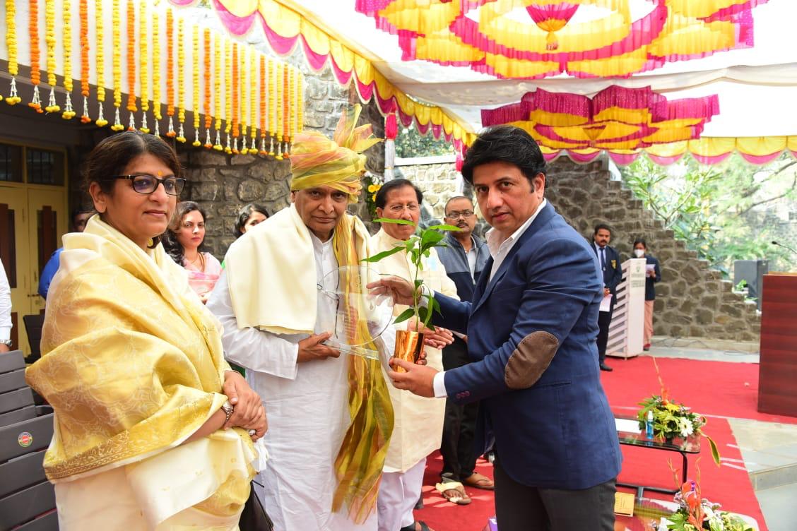 sureshpprabhu's tweet photo. माझे मित्र श्री. रणजितसिंह मोहिते-पाटील यांना वाढदिवसाच्या मनःपूर्वक शुभेच्छा!💐
आपले आयुष्य उत्तम आरोग्य, आनंद, यश आणि समाजसेवेच्या कार्याने सदैव समृद्ध राहो, ही ईश्वरचरणी प्रार्थना.
आपल्याला दीर्घायुष्य आणि निरंतर यश लाभो हीच सदिच्छा.

@Ranjitsinhspeak https://t.co/VFNLE14dRc