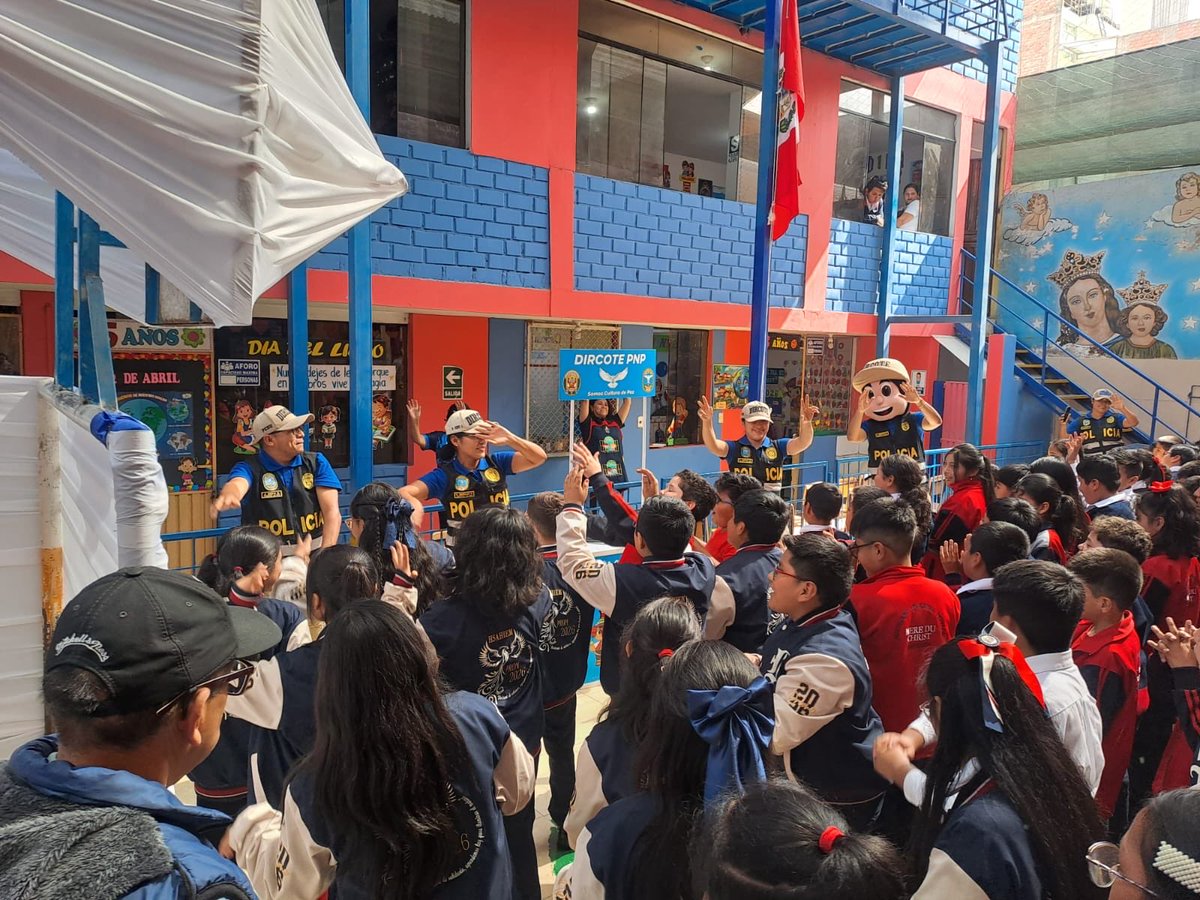 Impulsando liderazgo para un futuro sin violencia… 📚🇵🇪✨
La DIRCOTE PNP realizó la jornada “Formando líderes para un futuro sin violencia” en la I.E.P. N.° 40479 “Miguel Grau”, en Matarani – Islay, Arequipa.