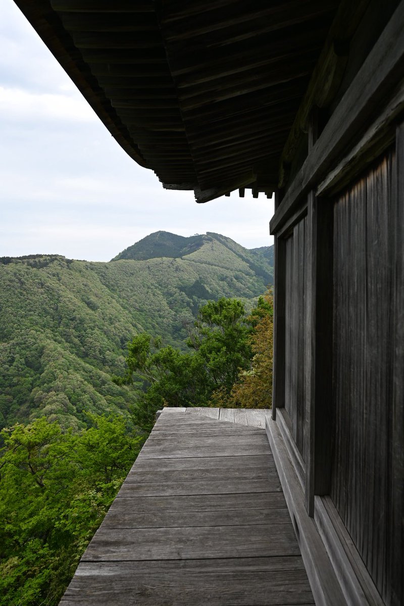 鳥取県三朝町 三仏寺地蔵堂(室町後期、重文)

桁行三間、梁間四間の懸造り。入母屋造、妻入、柿葺で背面側に軒唐破風を設ける。

文殊堂とは違い、軸部の全ての柱を岩肌より立ち上げている。
柱、舟肘木、桁ともに大面取りとする。