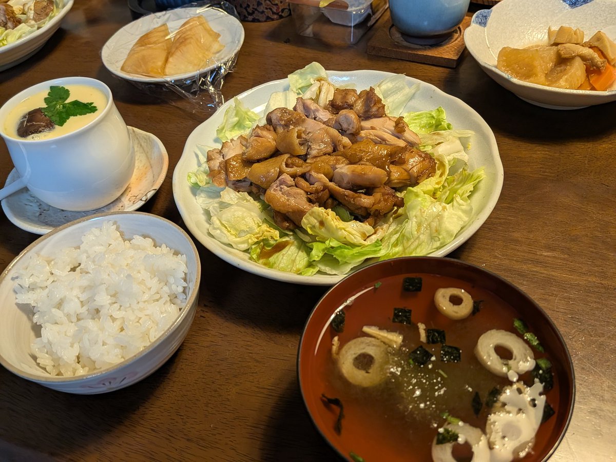 yolo3344's tweet photo. 小さい頃、祖母に「ごちそうさまでした」と伝えると「お粗末さまでした」と返ってきた。
私は、あんなにおいしい料理が粗末なことあるもんか！と思い毎回「ごちそうでした！」と言い直していたら、根負けした祖母が「へへ… ご馳走しました☺️」と返してくれるようになり、満足しながら帰宅したっけな。 https://t.co/XZjDbEKI6X