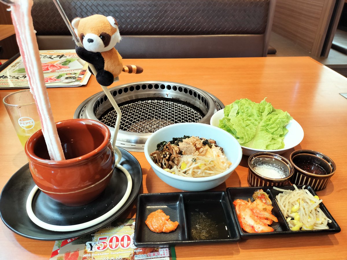 安楽亭のサムギョプサルとビビンバ🐖

また安楽亭でサムギョプサルが食べられるようになったのは嬉しい限り😆
1人で食べられるとこ、あんまりないんだよね〜

優待券2枚使用で1178円支払い💰