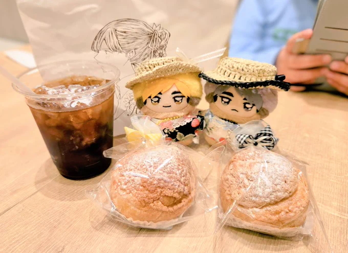 家族と合流 コミケで買ったシュークリーム、クリームたっぷりで美味しかったー!!