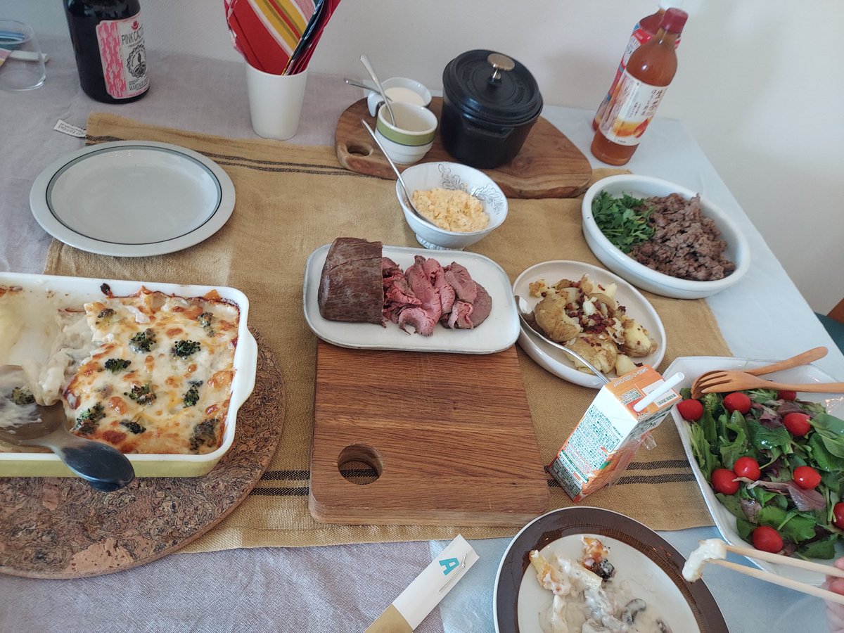 mrlmtg's tweet photo. 夫の親戚宅からおよばれされました。毎回旦那さんの手料理でお迎えしていただき、今年は親戚一同でマリオカートをして楽しみました。たくさん笑って、ギリシャ旅行の土産話を聞かせてもらい、身体の中から浄化された感じ。 https://t.co/eSJ4KXSVAW
