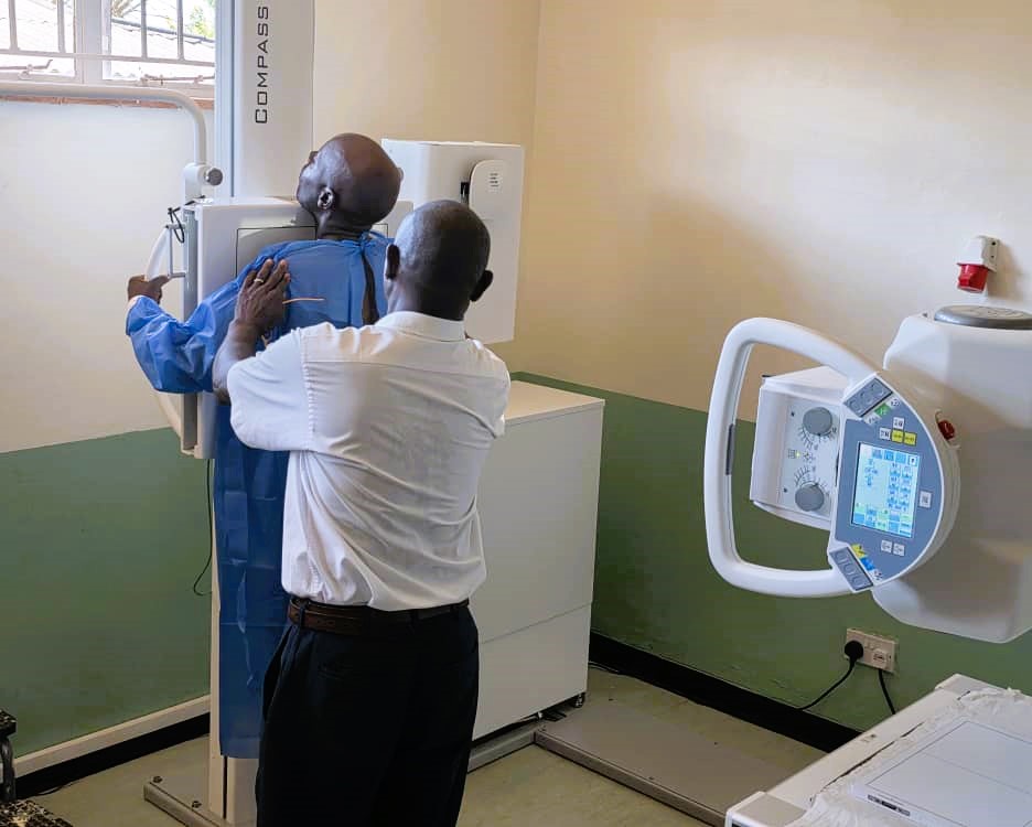 MoHCCZim's tweet photo. Hauna District Hospital has doubled its diagnostic capacity. By switching from manual film to digital X-ray technology, the hospital has increased daily patients from 10 to over 20 and eliminated long wait times.
Patients in Mutasa District now get results in one visit, leading to faster treatment. Supported by @GlobalFund and @UNDPZimbabwe, this MoHCC modernization drive is bringing specialist-level care to all districts in Zimbabwe. #HealthForAll