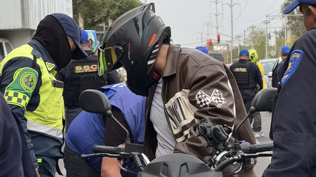Alcaldia_Coy's tweet image. 👮🏼‍♀️👮🏽‍♂️ En la alcaldía #Coyoacán cuidamos de ti al revisar personas a bordo de motocicletas en la colonia Ajusco. Por tu familia, #EscudoCoyoacán, la #SSC y la Subsecretaría de Control de Tránsito, imparables.

#ContigoImparables 👊✨
