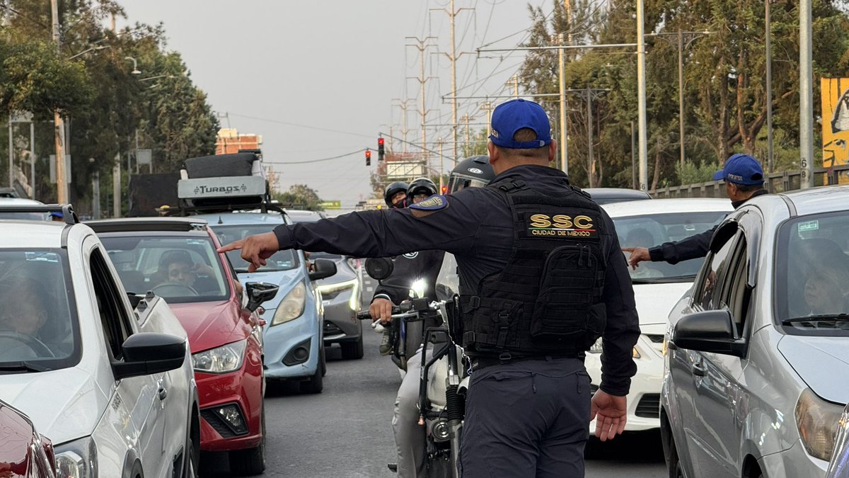 Alcaldia_Coy's tweet image. 👮🏼‍♀️👮🏽‍♂️ En la alcaldía #Coyoacán cuidamos de ti al revisar personas a bordo de motocicletas en la colonia Ajusco. Por tu familia, #EscudoCoyoacán, la #SSC y la Subsecretaría de Control de Tránsito, imparables.

#ContigoImparables 👊✨
