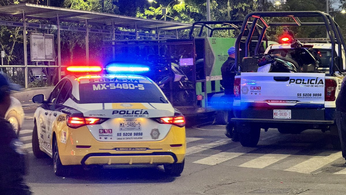 Alcaldia_Coy's tweet image. 👮🏼‍♀️👮🏽‍♂️ En la alcaldía #Coyoacán cuidamos de ti al revisar personas a bordo de motocicletas en la colonia Ajusco. Por tu familia, #EscudoCoyoacán, la #SSC y la Subsecretaría de Control de Tránsito, imparables.

#ContigoImparables 👊✨