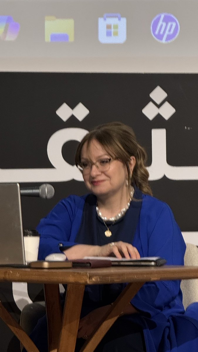 imagelogy's tweet photo. أمسية الدكتورة داليا سعودي @DaliaTSeoudy مساء الخامس من مايو 2026:

حول كتاب أعجب الدكتورة داليا وجذبتني للبحث عنه وشوقتني لقراءته، ورتبت الدكتورة زووم مع كل من وقف على هذا الإصدار ليشاركونا منتجاً فاخراً يستحق الاقتناء.

تصميمه وحجمه وفكرته ككتاب لطاولة القهوة coffee table books.
.
.
.
هو كتاب: "نجيب محفوظ: الأصل والصورة": 

سيرة أدبية نقدية للكاتب حسن عبد الموجود، 
عبر أكثر من 25 فصلاً، 
صدرت عن دار ديوان للنشر بالقاهرة عام 2026. 

يسعى الكتاب لتقديم صورة بانورامية مغايرة عن أديب نوبل، من خلال حكايات وتأملات تدمج بين الحقائق الموثقة واللحظات المتخيلة، متجاوزاً الصورة النمطية لمحفوظ "الموظف المنضبط".

يعد الكتاب إضافة جديدة لمكتبة الدراسات المحفوظية، حيث يقدم سياقاً جديداً لفهم حياة وأعمال صاحب "ثلاثية القاهرة".
——
شكراً لكل من شارك باللقاء ولمجهودكم وكرم أخلاقكم ومشاركتهم الرحلة وهدفكم الأدبي الراقي الذي يحترم الجمهور.

جدير بالذكر أن الناشر أحمد القرملاوي قرأ نصاً من الكتاب أدهشني جداً، الكاتب حسن عبد الموجود أبدع في صياغة نص يشبه نجيب جداً.

تحياتي أيضاً للناشرة ليال رستم وتمنياتي بالشفاء للكاتب الذي، على الرغم من المرض، فإنه لم يخلف وعده بالحضور.

أرفق لكم مقال د. داليا عن الكتاب وأيضاً يمكنكم الشراء من سماوي @samawyofficial وتوفره إلكترونياً في أبجد.

الشكر الحقيقي لمركز سرد الثقافي الراقي @SardCulturalC الذي وفر المكان والدعم التقني والمصور، تحياتي لهذا المركز وكل من يقف عليه.