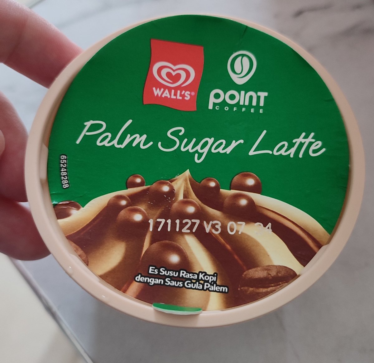 LKnisa's tweet photo. Udah ditowel es krimnya br kepikiran mau foto 😭, sekali² makan manis gini gpp lah ya ☺ 
Es krim palm sugar latte Point coffee nih https://t.co/KHlmCW5cvf
