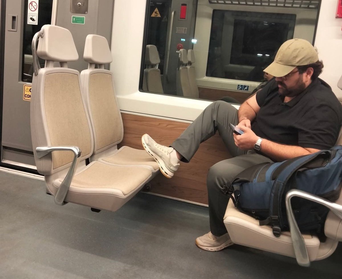 Este marrano fue a "exhibir" al AIFA —con un truco de encuandre y horario manipulado— y otra persona terminó exhibiendo su pésima educación. Muchos de ellos se quejan de que el Edo no sirve, pero son los mismos incivilizados que contribuyen a que los espacios se deterioren.