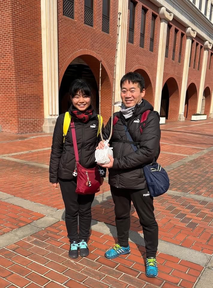 KingHisa's tweet photo. 倉敷市より苗で戴いてから4年あまり、
ボクたちの子どもと言ってもおかしくない良い薫りを漂わせるライラックが、
植木鉢から地に根を生やし、とても大きく育ちましたので、畑に植え替えをしました。
すでにボクの身長165㎝を超えています！
これからの未来、もっとすくすくと育っていくことでしょう🩷 https://t.co/6SIayVcX4I