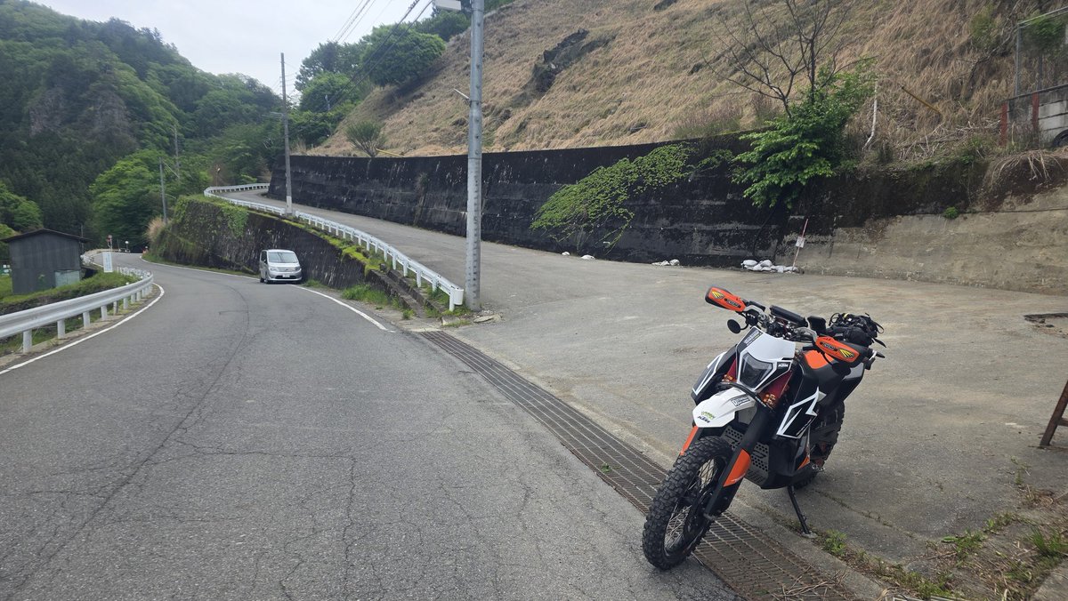 ktm_gangleader's tweet photo. 御荷鉾スーパーやってる＼(^-^)／
長い林道でした～ https://t.co/frTxxD2KMq