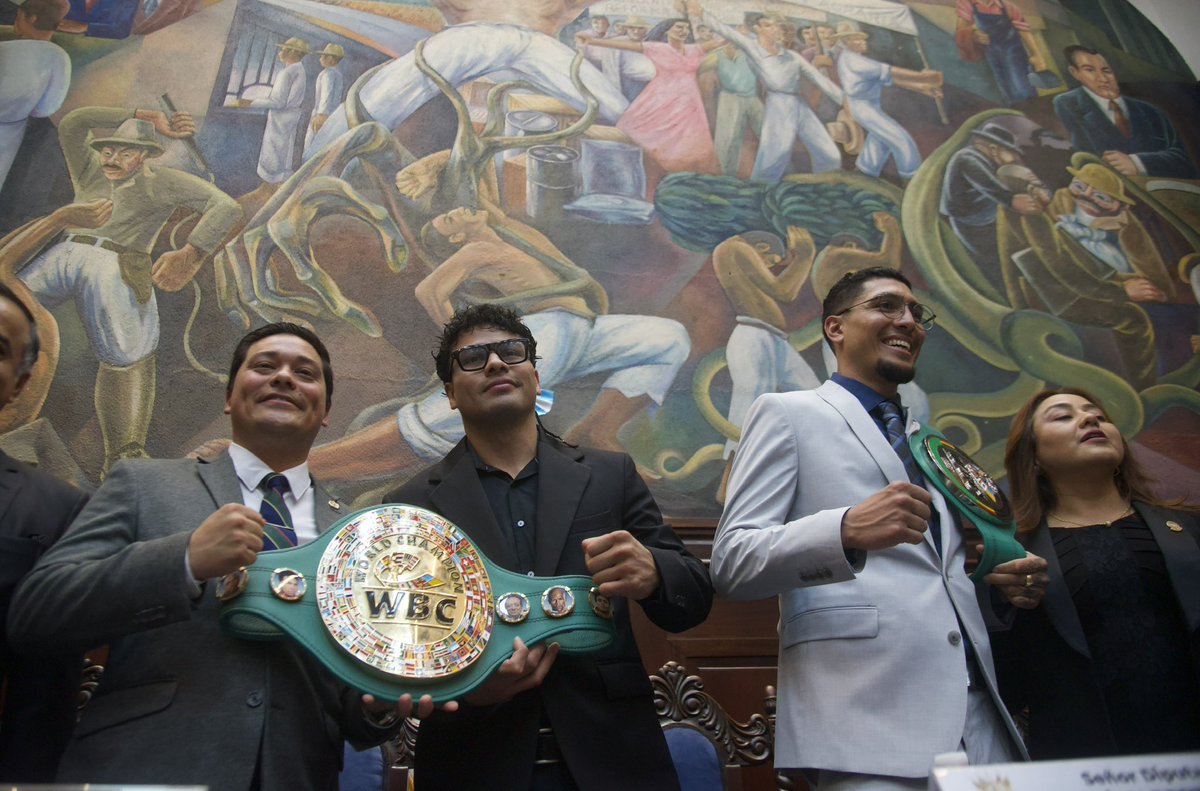 BOXEADORES GUATEMALTECOS FUERON CONDECORADOS. 🇬🇹👏❤️

Lester Martínez y Joshua Antón, boxeadores guatemaltecos, fueron condecorados en el Congreso de Guatemala. Ambos pugilistas recibieron la Orden del Soberano Congreso Nacional tras destacar en el boxeo nacional.