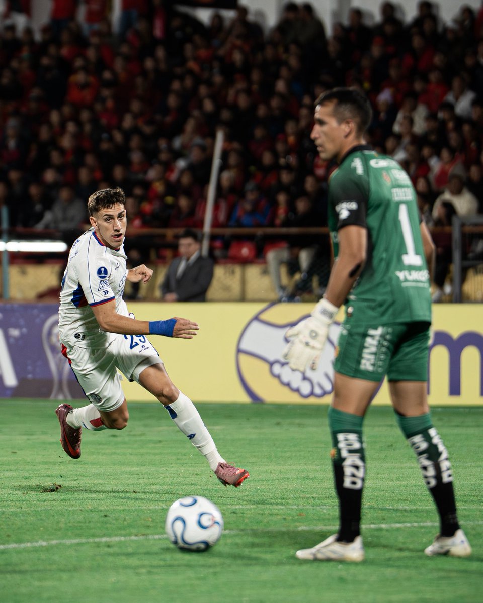 ¡¡FINAL DEL PARTIDO!! ⚽️

Empate 0-0 entre San Lorenzo y Cuenca en Ecuador. Partido feo y trabado. Punto que no sirve mucho, lo que sí sirvió fue el empate sobre el final de Recoletas.
Pierde una gran chance de sumar puntos importantes.
Ahora el domingo en el monumental.