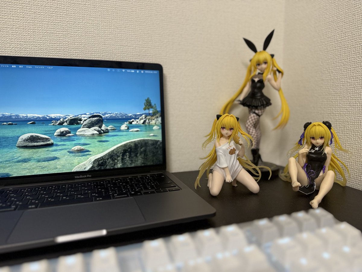 ufo_capture_'s tweet photo. デスク周りが金髪に支配されてゆく
#ヤミ
#ToLOVEる
#とらぶる https://t.co/vuRUpyaoQc