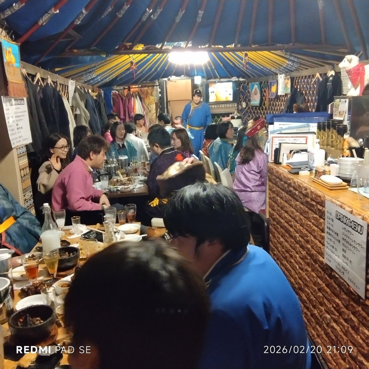 mongol_jp's tweet photo. 続　店の情況を細々説明し見に行くことに。結構遠いからタクシーを利用。六名1台乗れないから取り敢えず1台に2人が先に乗った所で目が覚め、時計をみたら丁度昼の12時。夜中の2時に寝たから丁度10時間、睡眠長いとよい夢も悪い夢も良く見るもんですね　😂 https://t.co/yvC6ot0UCY