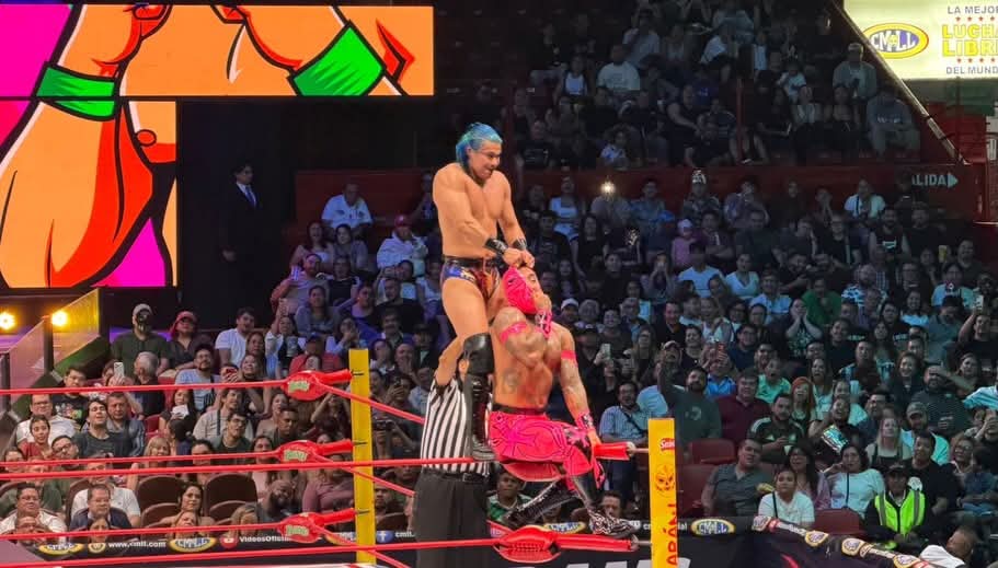 LaTijeraLucha's tweet image. La lucha estelar de clásico México contra Japón,puso frente a #MásacaraDorada y #Templario ante #Kushida y #Yutani,en una buena batalla con “marrullerías” de los rudos al final les dio el triunfo,al despojar de su máscara al “Guerrero León” mientras el referee no se dio cuenta...