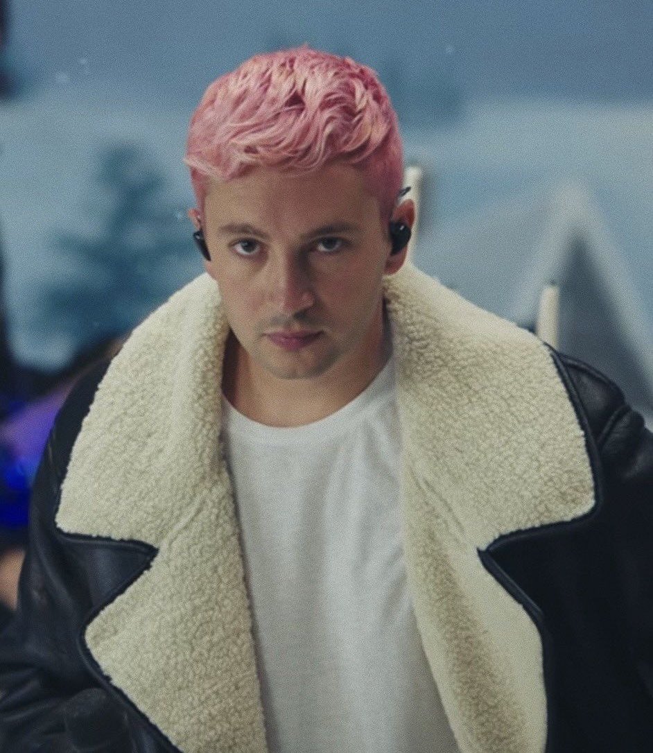alex |-/ tweet media