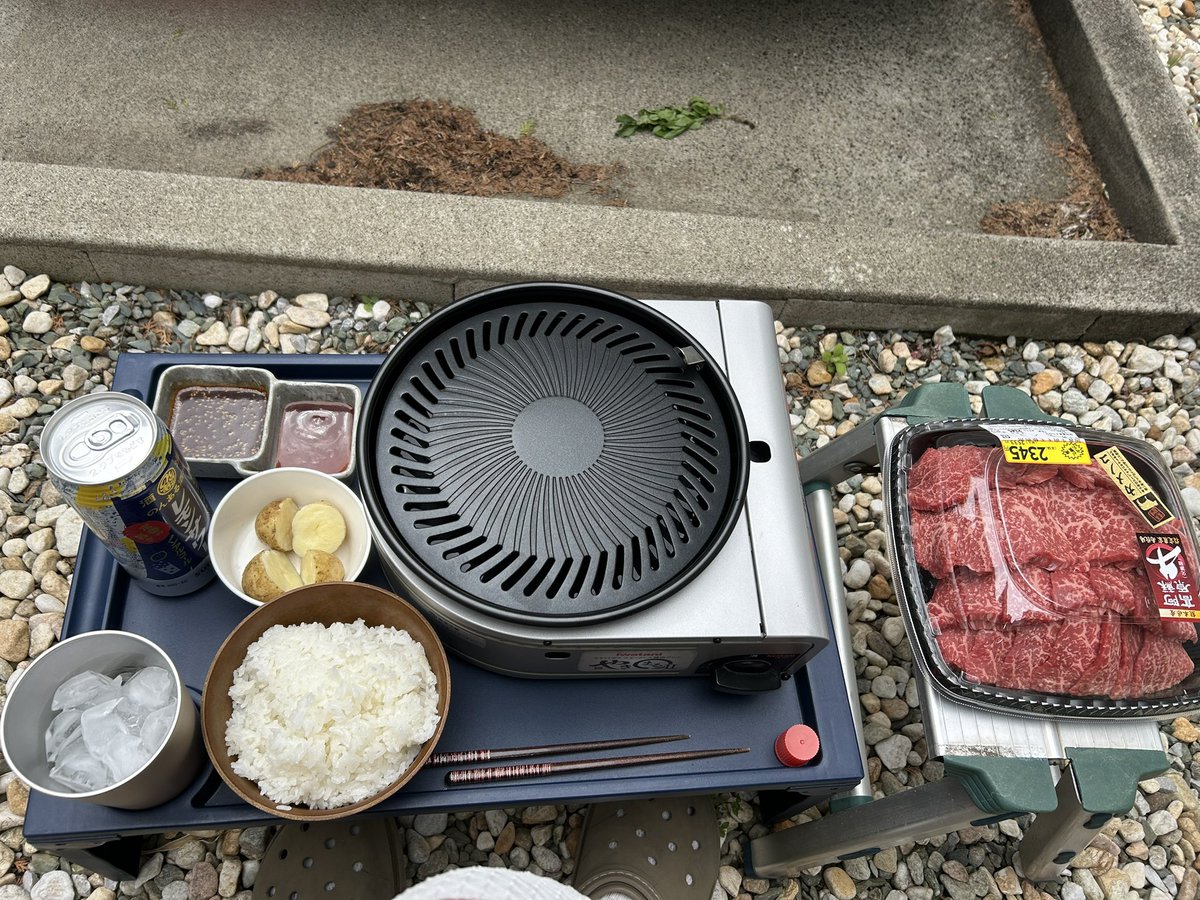 庭で1人焼肉開始😆