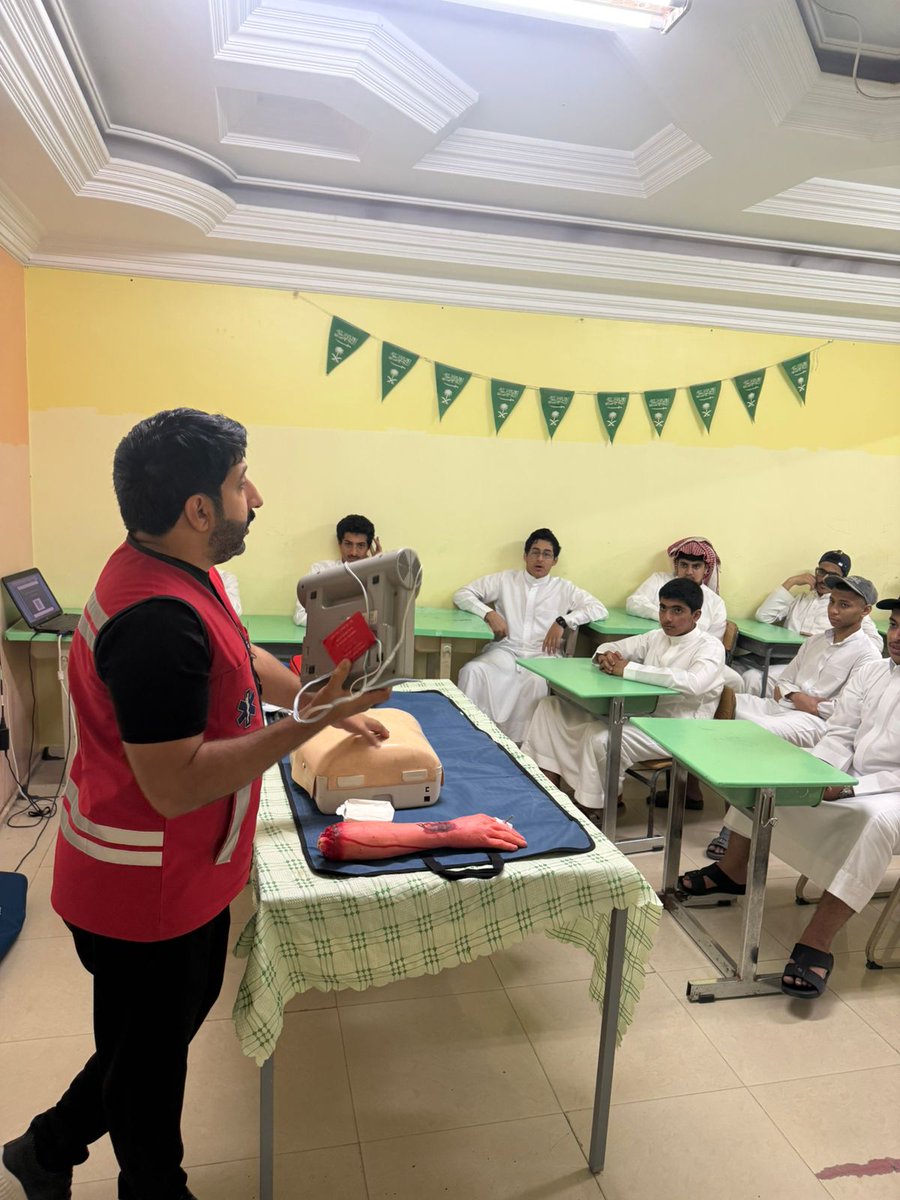 ajialschools's tweet photo. قامت إدارة مدرسة أجيال الخفجي الثانوية الأهلية متمثله في المدير الاستاذ وائل بن فرحان العنزي  بتكريم المسعف فريح صالح الشمري وتقديم شهادة تقدير له نظرا لجهوده في تدريب طلاب المدرسة على الاسعافات الأولية https://t.co/WDyl0cJw6C