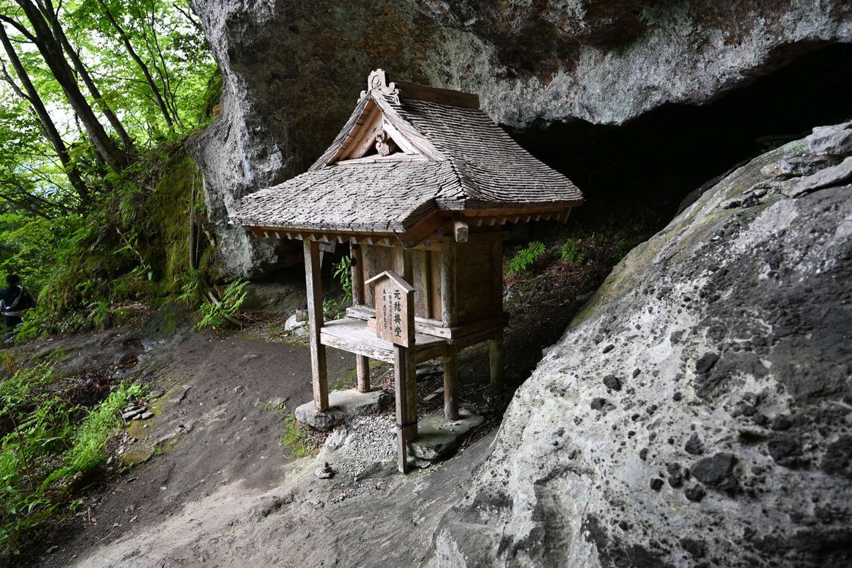 三仏寺 納経堂(鎌倉後期、重文)
三仏寺 不動堂(1867年、県指定)
三仏寺 元結掛堂(江戸前期、県指定)

納経堂は平安後期に遡るとも言われるが、いずれにしろ春日造の古いもので、分布の西限をなす貴重な例。
投入堂横の切妻造向拝付の不動堂、観音堂横の春日造の元結掛堂は県指定。