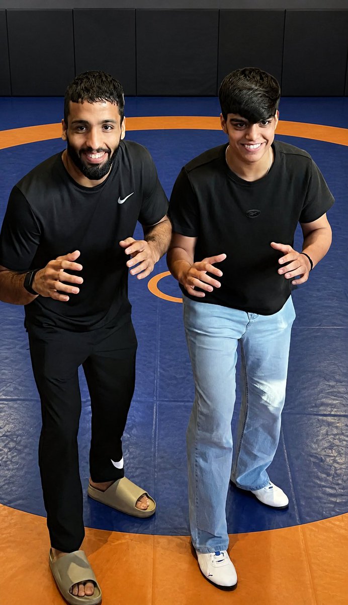 OlyChamp's tweet photo. कुश्ती के अंदाज़ में बड़े भाई,दुनिया के नंबर-1 पहलवान सुजीत कलकल के साथ एक यादगार पल। 🤼🔥
मैट पर उनका आत्मविश्वास, सादगी और जुनून हर युवा खिलाड़ी ��े लिए प्रेरणा है। 🇮🇳

#SujeetKalkal #Wrestling #WorldRank1 #Haryana @preetiddahiya @wrestling https://t.co/GcmX4cg7tQ