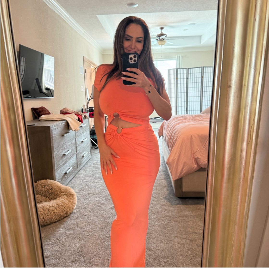 senbackup2's tweet photo. Robe orange du jour ! 🌸 Un brin de douceur pour terminer cette journée. On valide cette robe pour cet été ? https://t.co/YjkNat9BVp