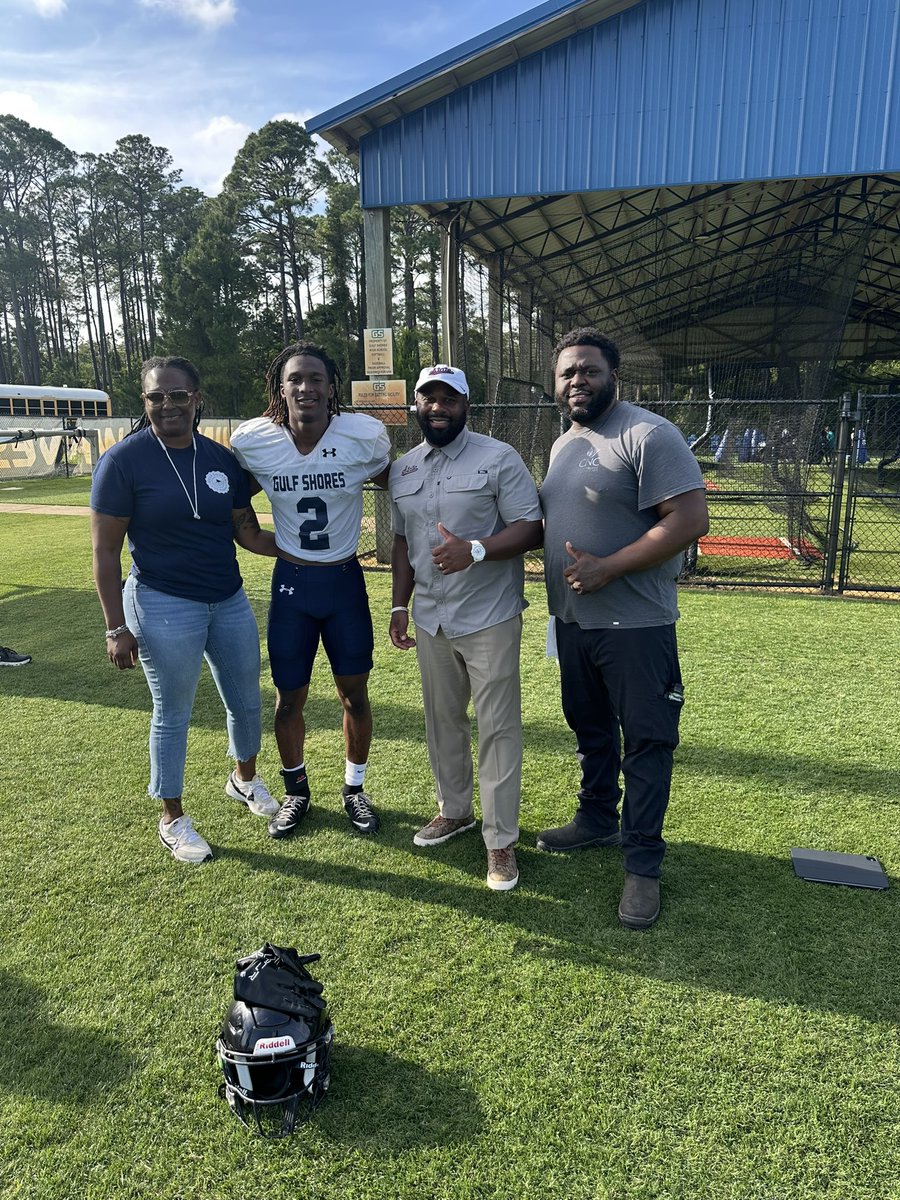 PresidentCRT3R's tweet photo. Appreciate @CoachDLindsey @HailStateFB for stopping by @GSHSDolphins to show love 🫶🏾 https://t.co/QbHs0l1dJB
