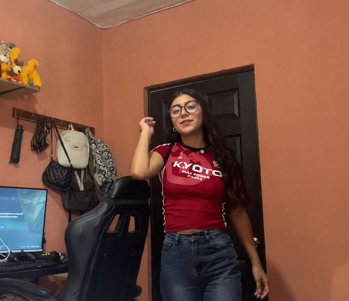 Chulbuliforever's tweet photo. Girls wearing glasses are wife material 🌚

Those who know 💀 https://t.co/y56oyl2wBv