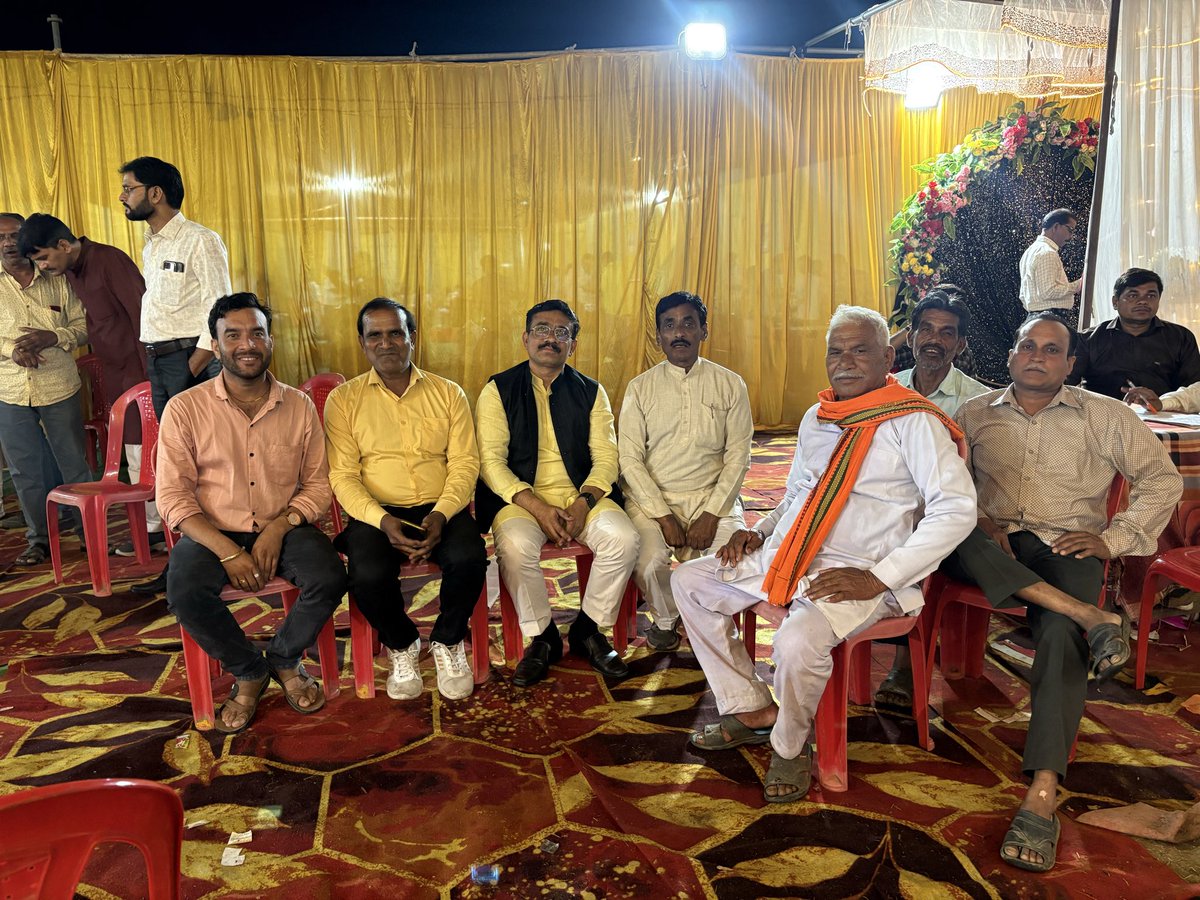 vikramkdoffice's tweet photo. श्री विक्रम देशमुख गत रात्रि जनपद वारासिवनी के ग्राम शेरपार में श्री मोहन सिंह पारधी की पुत्री सौभाग्यकांक्षी वैष्णवी के चिरंजीव मयूर पटले के साथ हुए विवाह समारोह में उपस्थित हुए। श्री मोहन सिंह पारधी, पूर्व विधायक वारासिवनी श्री के.डी.देशमुख के जनता दल के समय के साथी रहे हैं। https://t.co/sik03AyNyC
