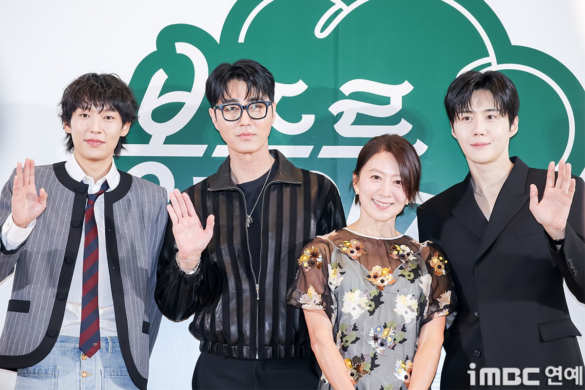 imbcenews's tweet photo. [포토] 이기택 차승원 김희애 김선호, '봉주르빵집' 기대
#이기택 #차승원 #김희애 #김선호 #봉주르빵집 #쿠팡플레이 #예능 #제작발표회_260506 [iMBC연예]

배우 이기택, 차승원, 김희애, 김선호가 6일 오전 서울 중구 커뮤니티하우스 마실에서 열린 쿠팡플레이 예능 ‘봉주르빵집’ 제작발표회에 참석해 포즈를 취하고 있다.

🔗https://t.co/xyVtocFoTY