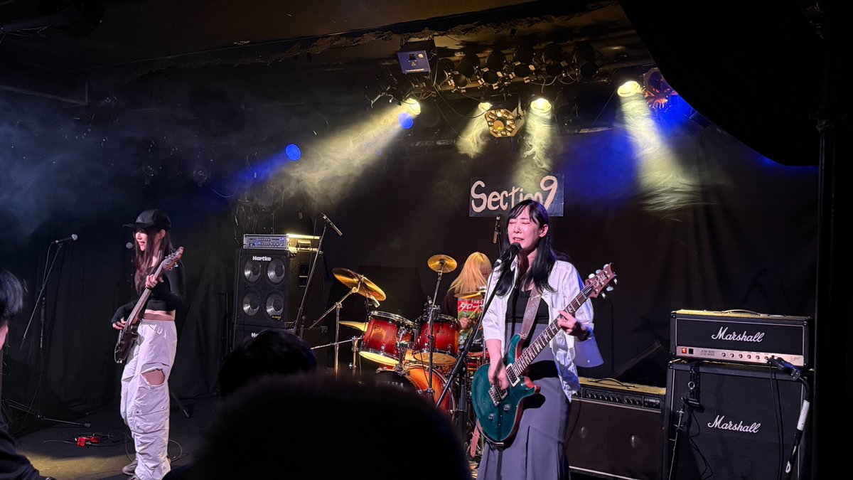 karashi_1125's tweet photo. 【パーミー’ｓ企画の思い出⑦】

「Mellow Friction Board」、略して「めろふり」！
美女集団……！！✨

GtVoのガッキーちゃんは以前ソロで対バンしてたんだけど、やっとバンドも観られて嬉しかった！！

１人１人の魅力がしっかり出てて、見てても聴いてても飽きの来ないバンドでした😊💓 https://t.co/fZ10PBMilN