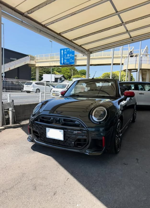GlanzMini's tweet photo. 【#MINI松戸】
先日ご納車させて頂いたI様のMINIのお写真です📸
レジェンドグレーのMINI JOHN COOPER WORKS CONVERTIBLE、まさにレジェンド級のカッコよさです❗️
是非オープンにして色々な場所へのドライブをお楽しみください🚗
I様、ご納車おめでとうございます🎊
#mini #minijohncooperworks #jcw https://t.co/p7T65LUMDK