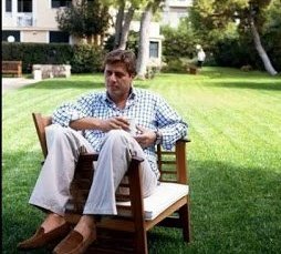 "Όσοι δεν έχουν για το χαράτσι να πουλήσουν το σπίτι τους."

Συμβουλή από την οικογένεια #Βαρβιτσιώτη