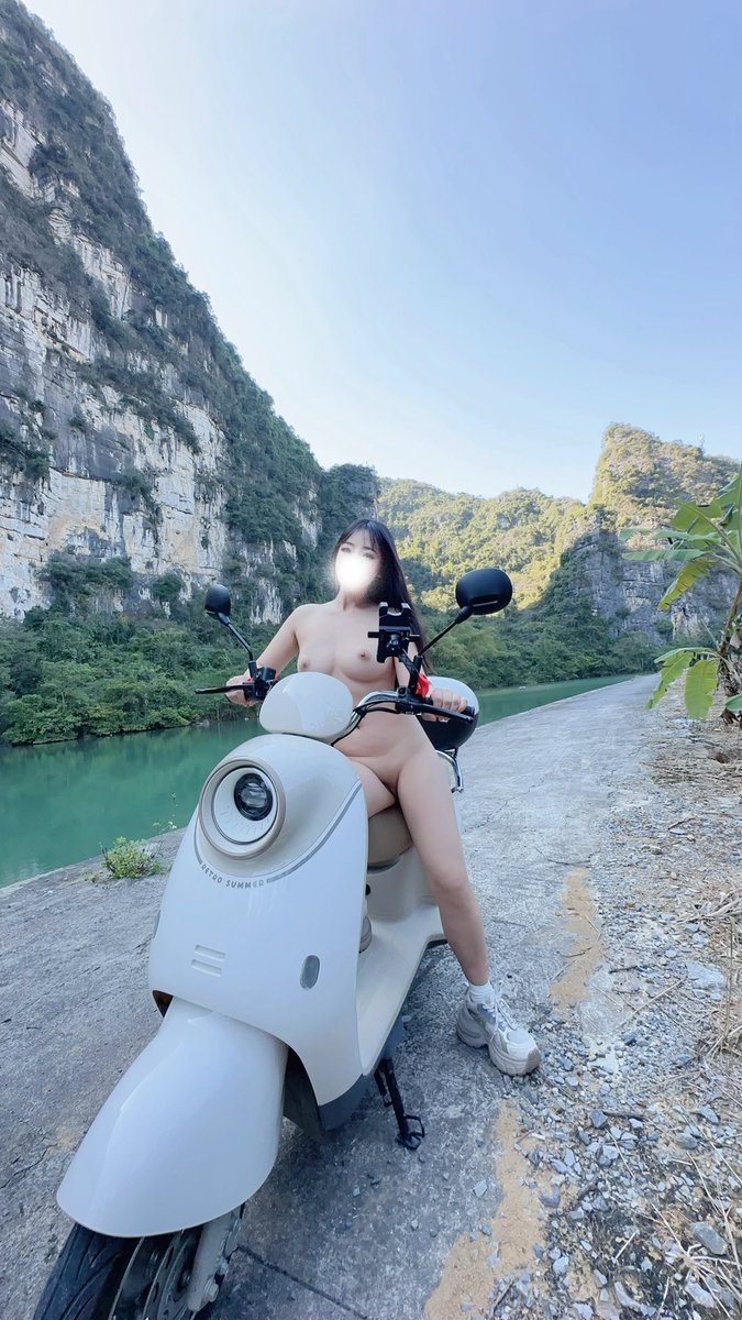 裸骑小电车，换个风景好的地方继续天体享受美景大自然🥳 https://t.co/4zQEee3ICA