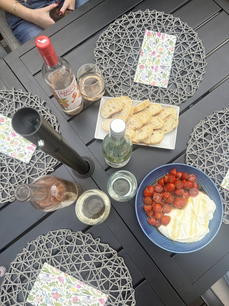 ChrissLion4Life's tweet photo. Little wine and unwind this evening with @HappyValleyLin @Debparkerpsu https://t.co/kdHketmujb