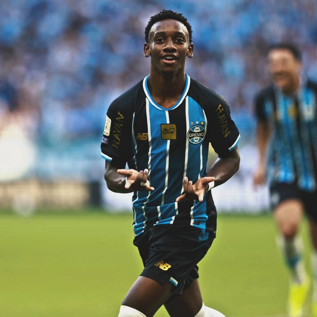 R10Score's tweet photo. Gabriel Mec foi o líder em chances criadas (2) e em dribles certos (4) em Deportivo Riestra 0-3 Grêmio.

E deu a assistência para o segundo gol! 🇪🇪💎 https://t.co/WKOPCHB2Tu