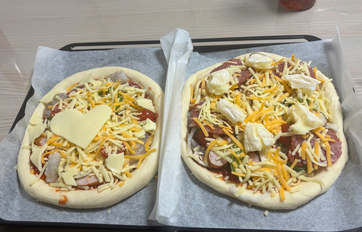 rila4859's tweet photo. 昨日子供の日だったから子供とピザ作り！

具は3人で載せた笑 https://t.co/n9XzIcUpgl