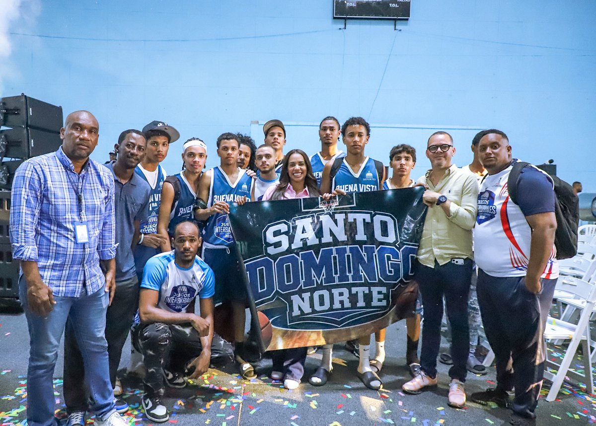 AlcaldiadeSDN's tweet photo. El deporte une, transforma y construye comunidad. 🏀

En el acto de apertura del Torneo de Baloncesto Interbarrial Gran Santo Domingo 2026, nuestra alcaldesa acompañó este importante inicio junto a la vicepresidenta de la República y el ministro de Deportes.

Una jornada que marca el comienzo de oportunidades, sueños y talento para nuestra juventud, honrando el legado del profesor Federico Lalane José.