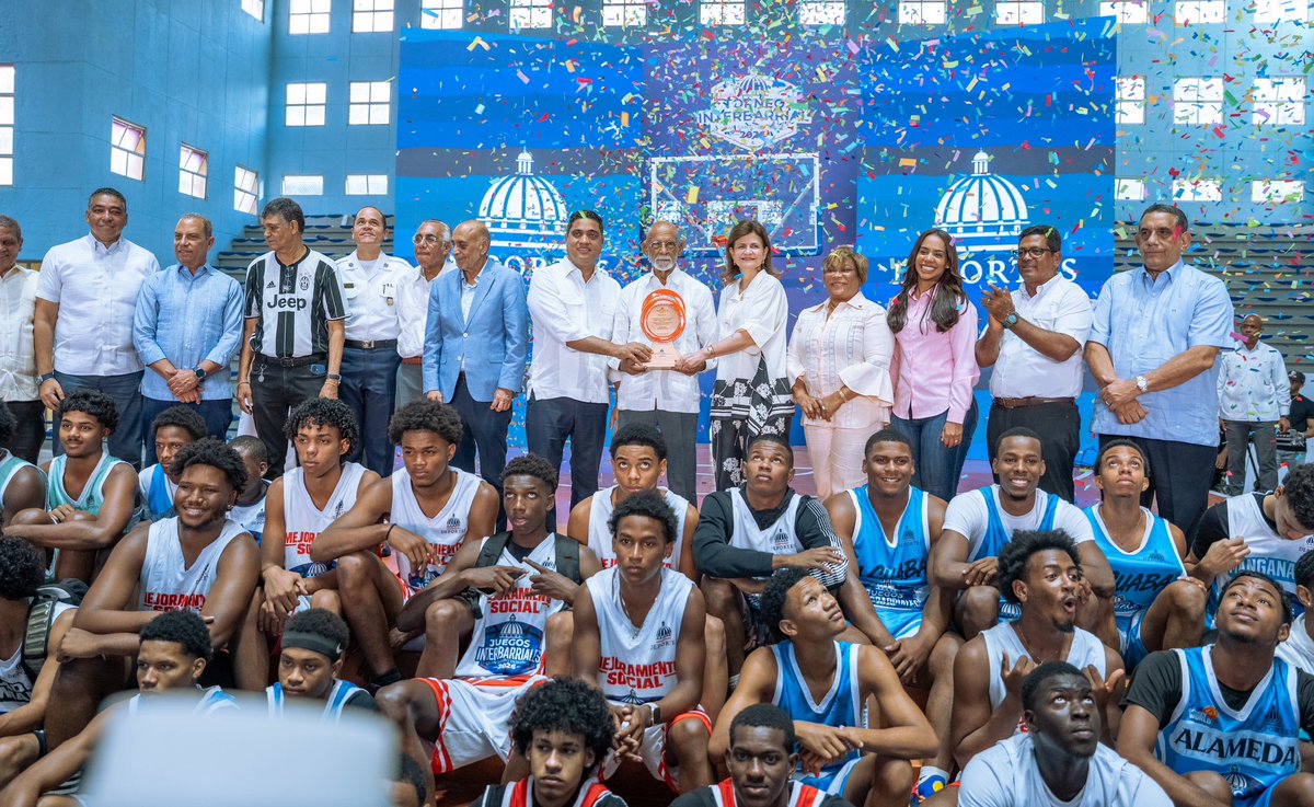AlcaldiadeSDN's tweet photo. El deporte une, transforma y construye comunidad. 🏀

En el acto de apertura del Torneo de Baloncesto Interbarrial Gran Santo Domingo 2026, nuestra alcaldesa acompañó este importante inicio junto a la vicepresidenta de la República y el ministro de Deportes.

Una jornada que marca el comienzo de oportunidades, sueños y talento para nuestra juventud, honrando el legado del profesor Federico Lalane José.