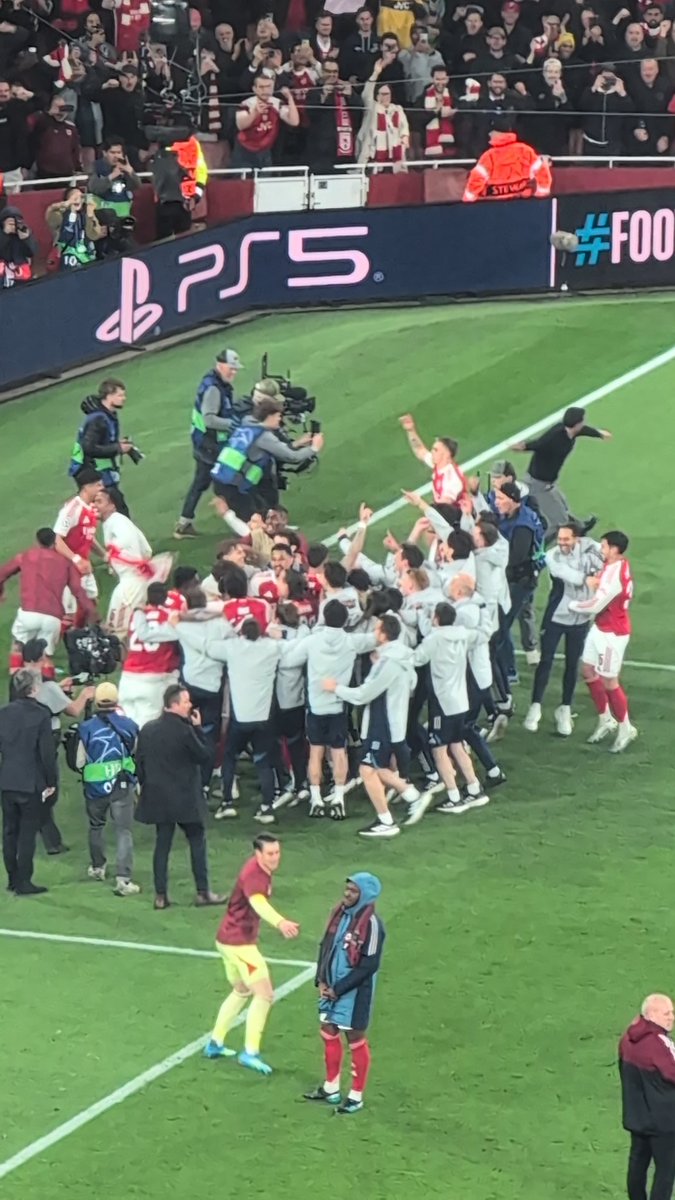 minimeeee73's tweet image. What a fucking night. Never seen the place rocking like that before. Goosebumps all evening. #AFC