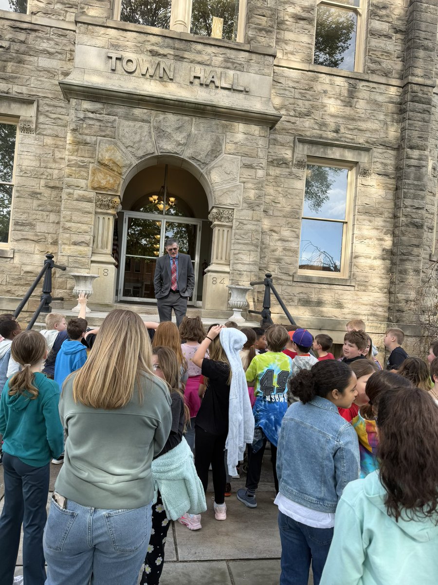 CallKne3's tweet photo. We had the honor to meet with Mayor Costilow at City Hall! We are thankful for our mayor for taking the time to talk with the students about local government! https://t.co/3PH7U73Mxb