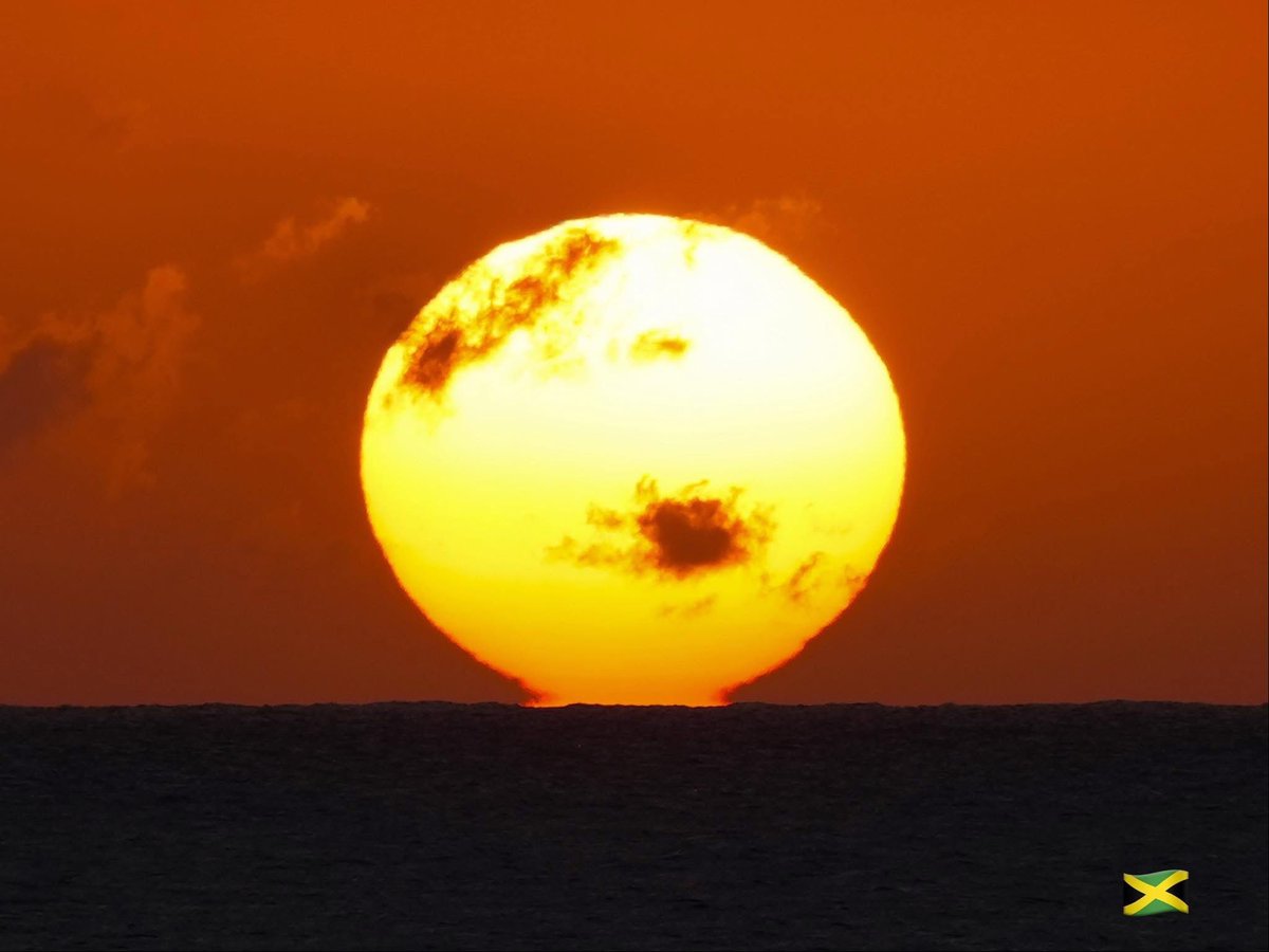 And then they kisses. Beautiful sunset of Negril, Jamaica. God and glory. ❤️🇯🇲