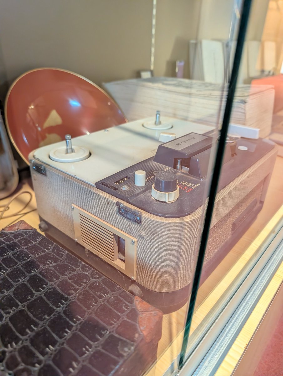 AnelloCastell's tweet photo. 温泉旅館のショーウインドウにオープンリール発見。
ソニーのTC-102
テープレコーダーではなく、テープコーダーと表記されている。
再生専用だからか？　と思ったが録音もできるらしい。
持ち運び用の持ち手が付いているのが当時のオーディオらしい。
https://t.co/Oixwgo1qI3 https://t.co/Q9wHB3IrVB