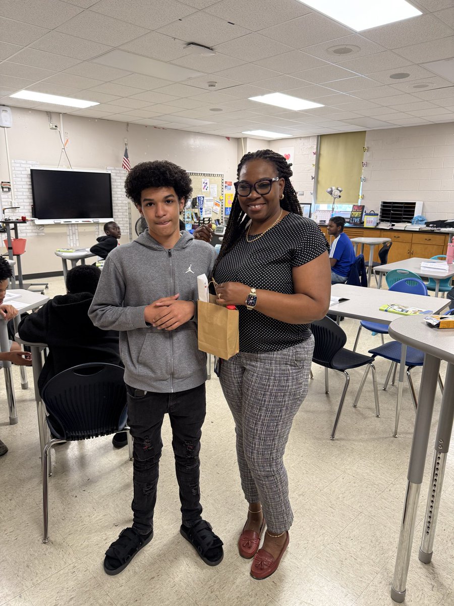 AVID_SAMSSaints's tweet photo. For Day 2 of Teacher Appreciation Week, @SAMSSaintsSoar AVID, BETA and Student Council Ss delivered room service to teachers and staff. @JamettaHodges @RSD1_AVID @tberry_teaches @Tevelyn3 https://t.co/IXywGfkUjo