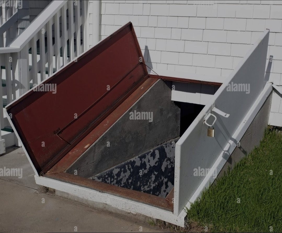 SmartassLisa's tweet photo. 04/30
@10wordspoet
#10wordspoet
📸: Alamy
Storm #cellars are necessity when you live in Tornado Alley. https://t.co/n6euyjaPpj