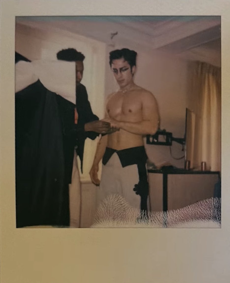 hudderall's tweet photo. holy fucking fuck his body is just absurd https://t.co/ZkzAFztvmv