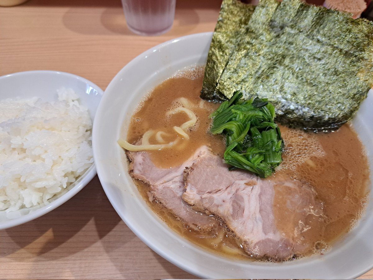 EriRamen's tweet photo. 久しぶりに家系～🍜🍥
一緒に行った女子が食べ方とか味変に戸惑ってた👀
確かにラーメンて、慣れてる人と行かないそのまま食べるだけになっちゃうかも？
つくづく私の周りはラーメン好きが多いと思った🤣
#錦糸町
#室
#漢ラーメン https://t.co/sg0gLcCBc0